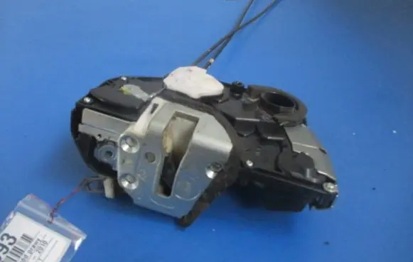 Suzuki Swift I Front door lock