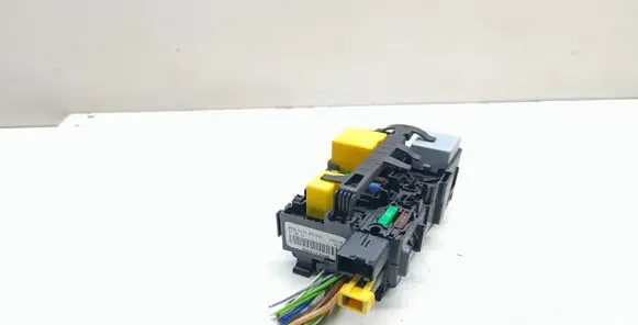 Peugeot 308 Fuse module 9806192580