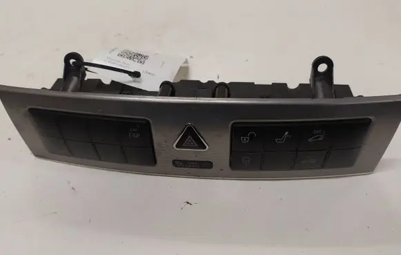 Mercedes-Benz C W203 Hazard light switch 2038706310 3363170300 3882W48A106A109