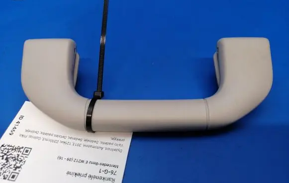 Mercedes-Benz E W212 Front interior roof grab handle A204100051
