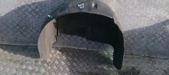 Rear arch fender liner splash guards