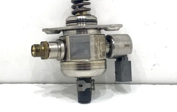 Seat Leon (5F) Fuel injection high pressure pump 06K127025E