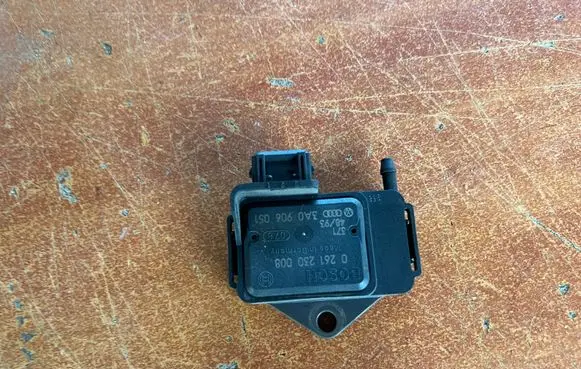 Volkswagen PASSAT B4 Air pressure sensor 3A0906051 0261230008
