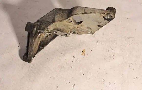 Nissan Qashqai Engine mounting bracket