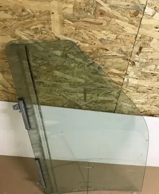 Mitsubishi Pajero Sport I Front door window glass four-door A001594