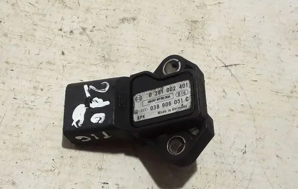 Volkswagen Tiguan Mass air flow meter 038906051C