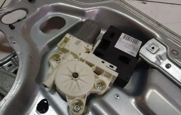 Ford Focus C-MAX Front door window regulator motor 981406110
