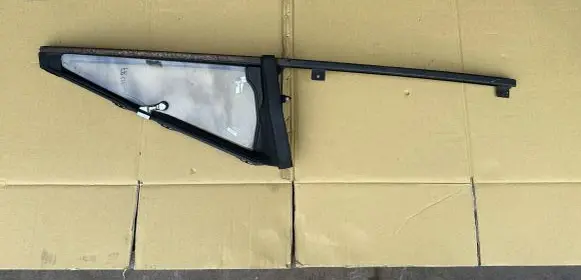 Mitsubishi Pajero Front door vent window glass four-door MB321909 MB227769 MB320357