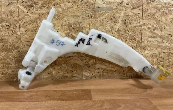 Ford Focus Windshield washer fluid reservoir/tank XS4117618