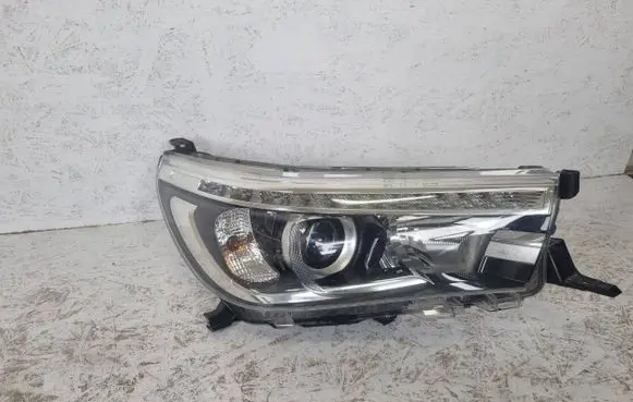 Toyota Hilux VIII Headlight/headlamp