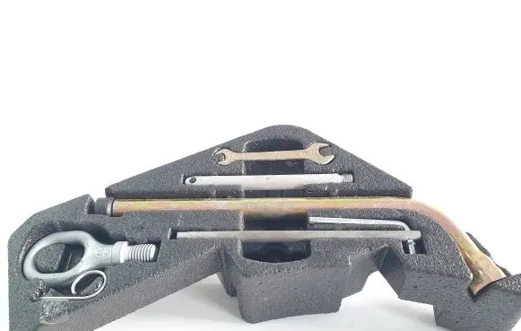 Volkswagen Touareg I Tool set 7L0012113