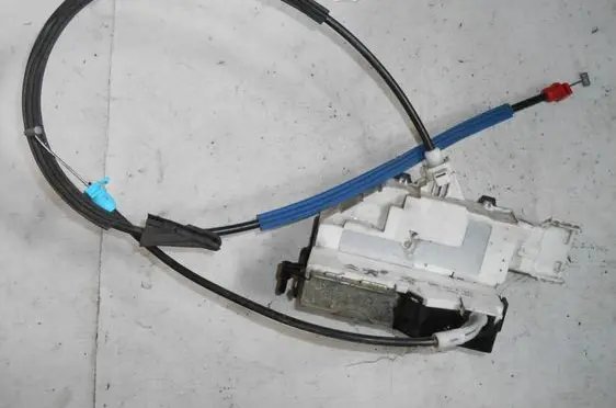 Peugeot 407 Front door lock 9660701880