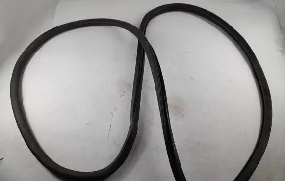 Jeep Cherokee Rubber seal front door (on door) 