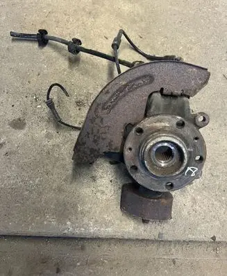 Peugeot 607 Front wheel hub spindle knuckle