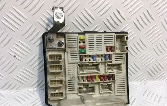 Renault Scenic II - Grand scenic II Fuse module 8200481863 8700841281