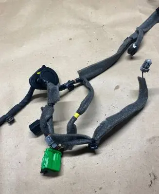 Volvo V40 Front door wiring loom 31334105AE C01054100