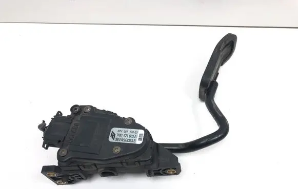 Accelerator throttle pedal