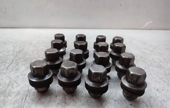 Land Rover Discovery 4 - LR4 Nuts/bolts 