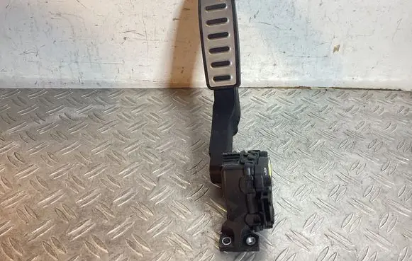 Accelerator throttle pedal