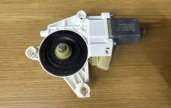 Mercedes-Benz C W204 Rear door window regulator motor 0130822443