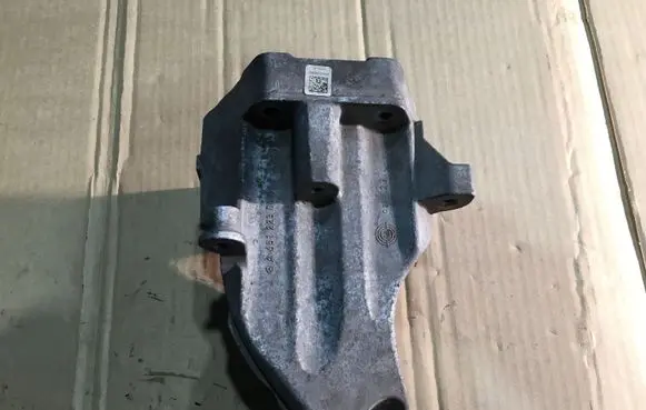 Mercedes-Benz C W204 Engine mounting bracket A6512230004