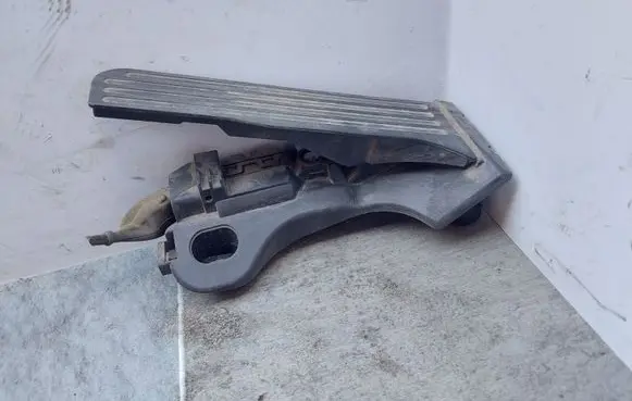Volkswagen Touran I Accelerator throttle pedal 1T1721503H