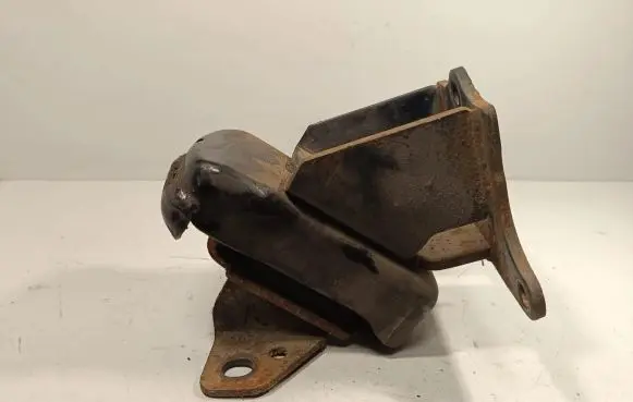 KIA Sorento Engine mount bracket