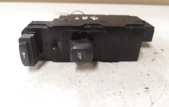 Volvo V70 Electric window control switch 8682950