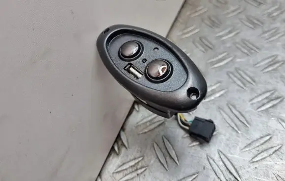 Opel Astra K USB socket connector KDH101B305 32410502