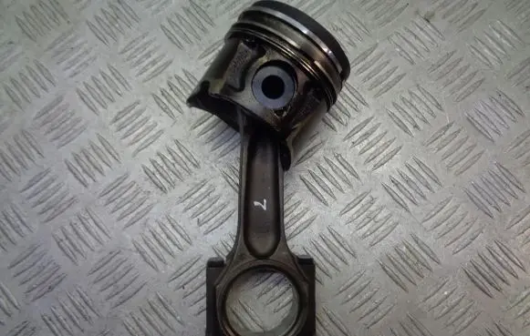 Volvo V50 Piston 