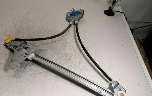 Rear door manual window regulator