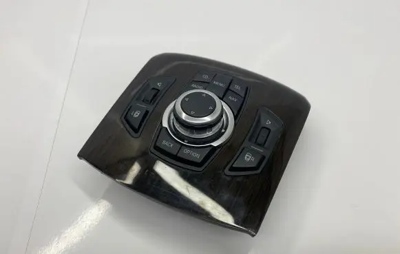 Head unit multimedia control