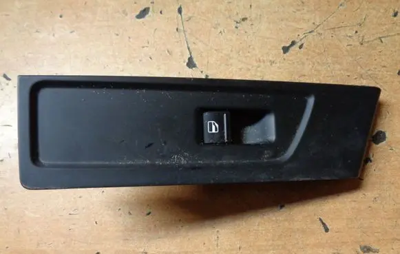 Volkswagen PASSAT B7 Electric window control switch 7L69598558