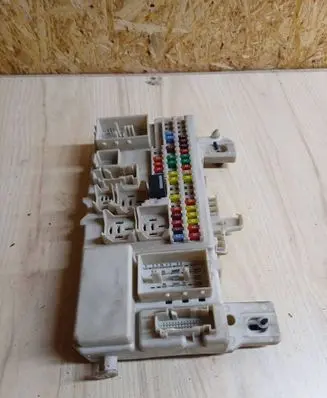 Mazda 3 I Fuse module 66730D 519199020