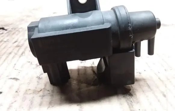 Toyota Avensis T270 Vacuum valve 258190R011