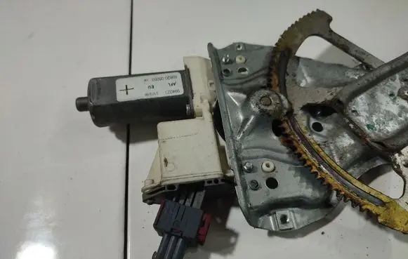 Toyota Avensis T250 Front door window regulator motor 994023