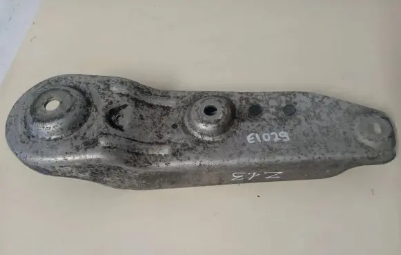 BMW 5 F10 F11 Engine mounting bracket 6776150