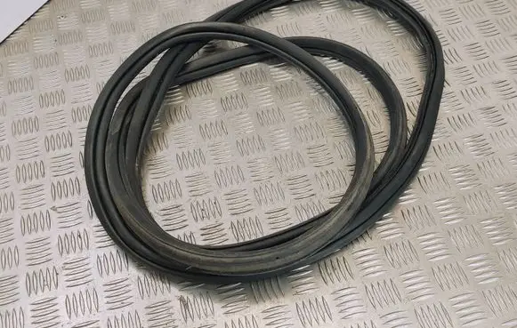 Opel Zafira C Trunk rubber seal (body) 75330434 13390404