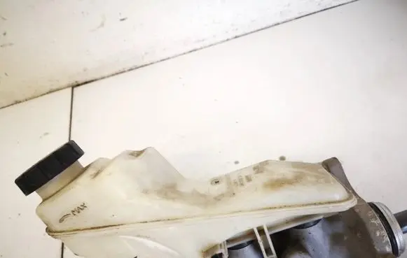 Brake fluid reservoir