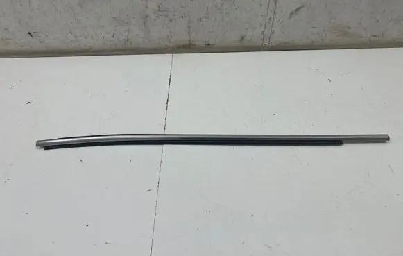 Toyota Hilux VIII Front door glass trim molding
