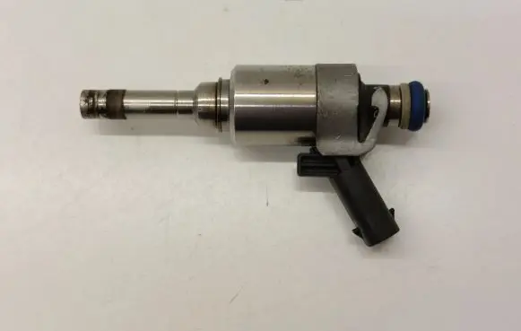 Audi A4 S4 B8 8K Fuel injector 06J133036B