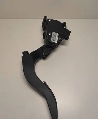 Accelerator throttle pedal