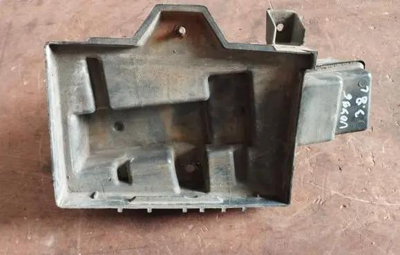 Chrysler Voyager Battery tray 4716740