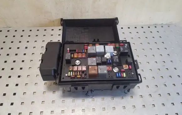Opel Zafira C Fuse module 13368645