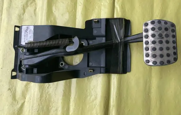 Mercedes-Benz C W203 Brake pedal A2032902501 A2036891008