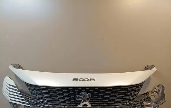Peugeot 5008 II Front bumper upper radiator grill 9836828477