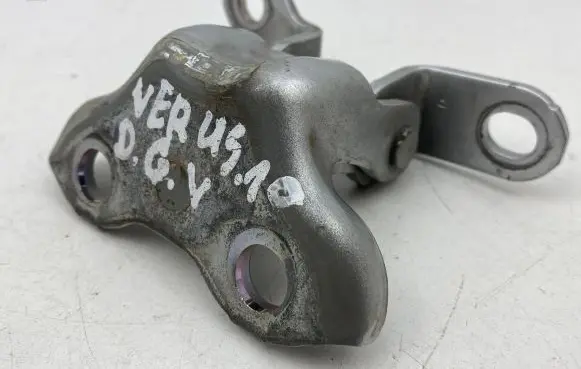 Toyota Verso Rear door upper hinge