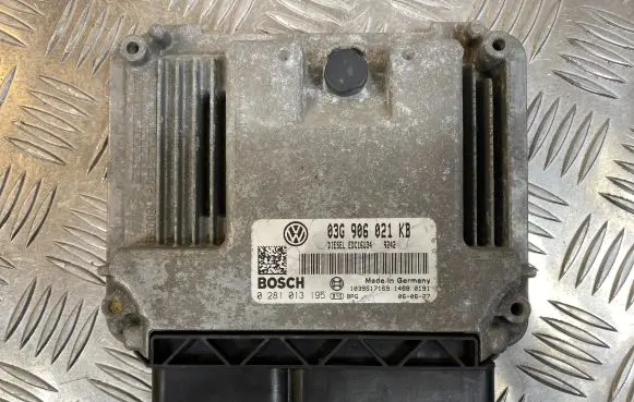 Volkswagen Touran I Engine control unit/module 03G906021KB 1039S17169 0281013195