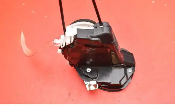 Toyota Yaris Rear door lock U2014120
