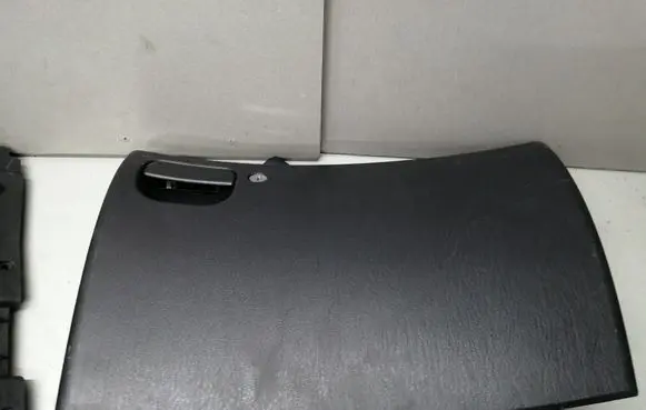 Chrysler 300M Glove box